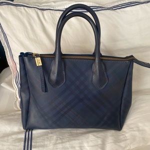 GUM Gianni Chiarini Design navy tote. Zipper closer